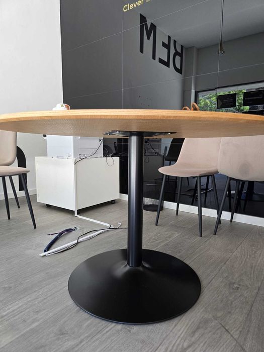 Mesa Redonda com Tampo de Madeira e pé preto