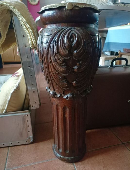 Rzeźbiona kolumna kwietnik