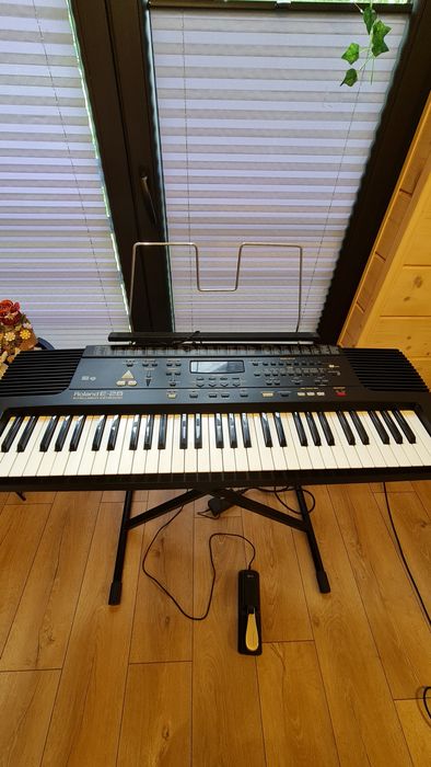 Keyboard Roland E-28, Intelligent Keyboard, pedał Sustain, stojak i nuty literowe