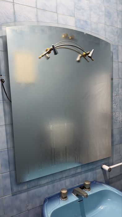 Armario e espelho de casa de banho