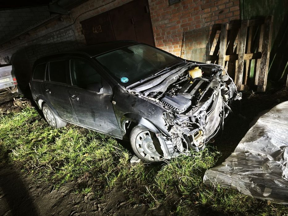 Опель астра H , 2009 р. Після ДТП. Стан як на фото. По салону, окрім використаних подушок безпеки нюансів нема. Двигатель має працювати( провода відрізані, а глушив машину сам). Торг можливий. Пишіть 07******43 вайбер