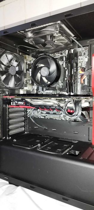 PC gaming usado, caixa preta e vermelha