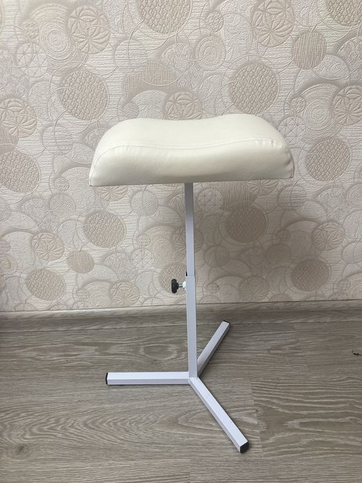 Тринога -педикюрна піідставка