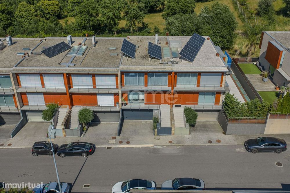 Moradia T4 | 345 m2 Área Bruta | Garagem | Logradouro | Fraião - Br...