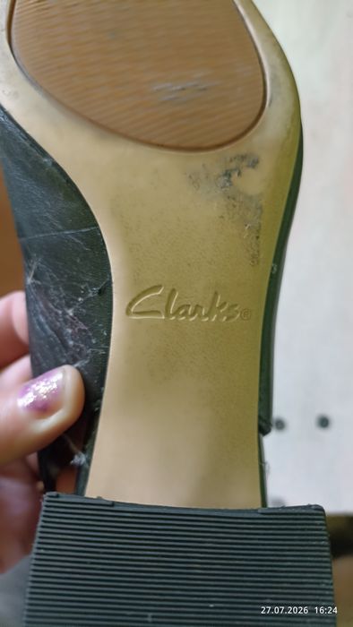 Жіночі туфлі-слінгбеки чорного кольору бренду clarks