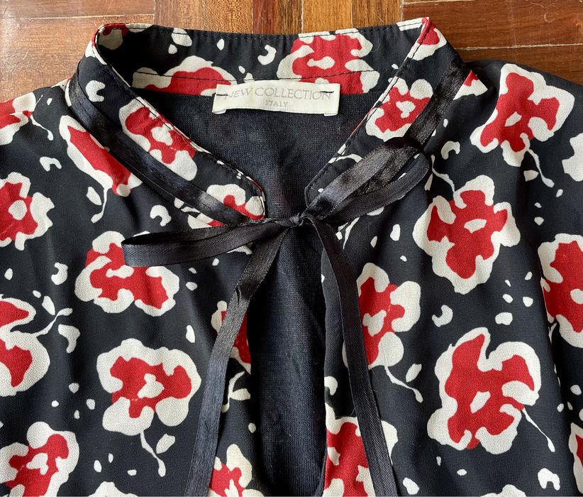 Vestido curto preto floral com detalhes em renda