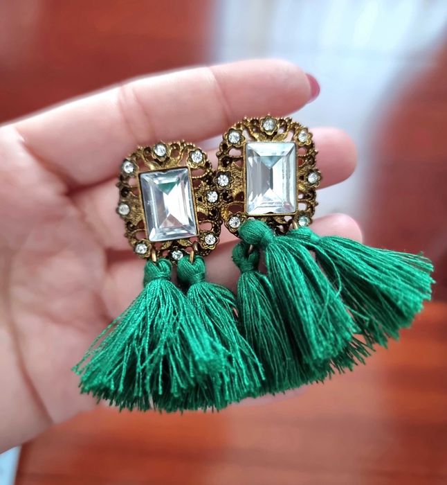 Brincos em tons de dourado e verde