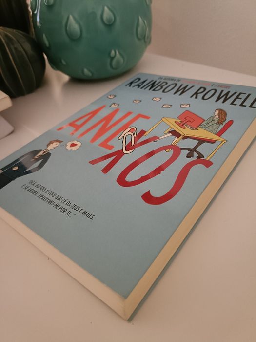 Livro "Anexos"  - Rainbow Rowell