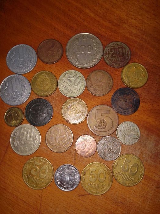 Монети різні, старовинні і українські.