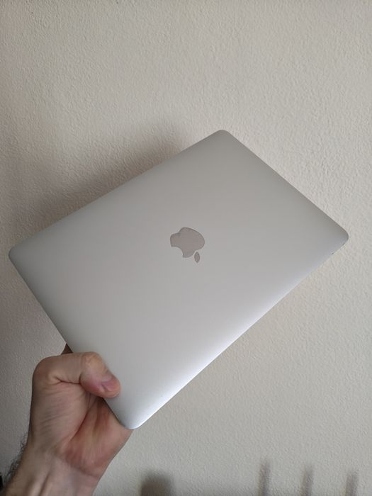 MacBook Air A1534.