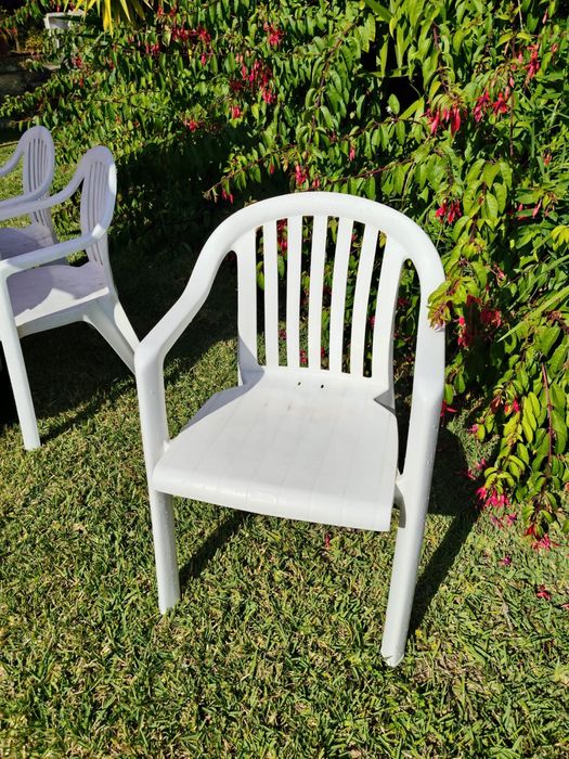Conjunto de mesa e seis cadeiras