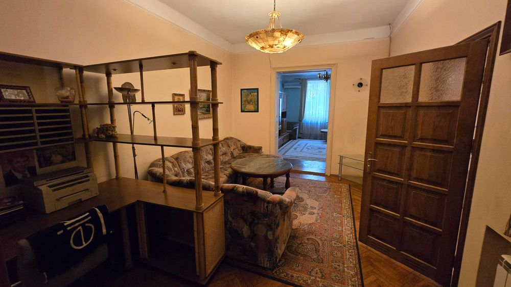 Продається будинок в центрі міста.