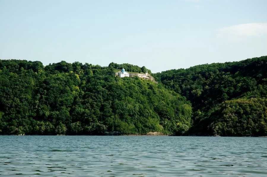 Продам ділянку біля Дністра з краєвидом на монастир з водою і світлом!