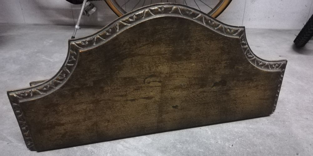 Misula/Pianha Dourada em madeira com gaveta.