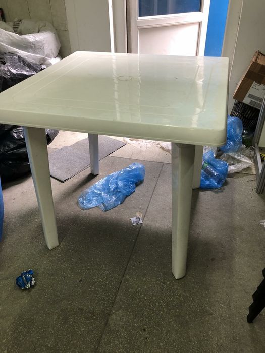 Стіл пластиковий