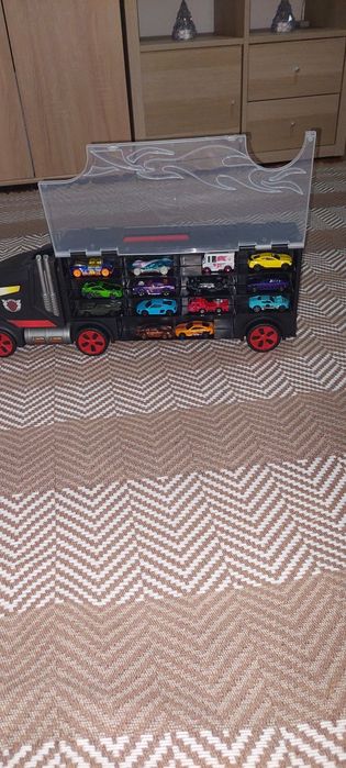 Camião transportador de carros e pista