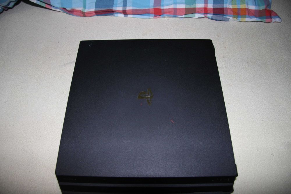 sprzedam konsolę ps4  z 2 padani za 700zł