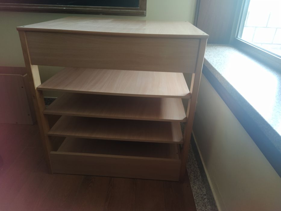 Móvel madeira com 4 prateleiras