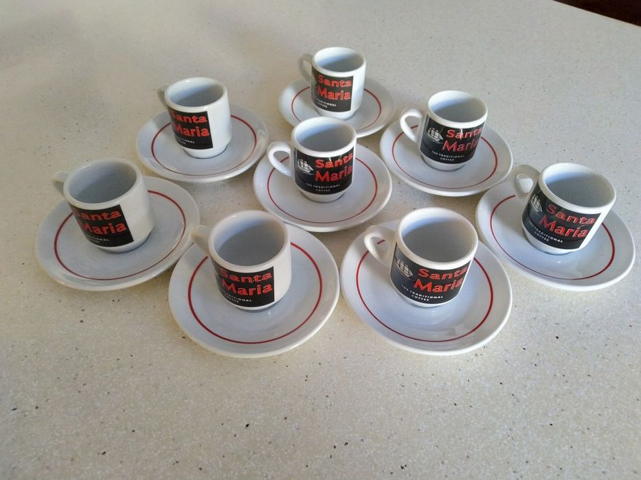 Conjunto de 8 chávenas de café Santa Maria em porcelana.