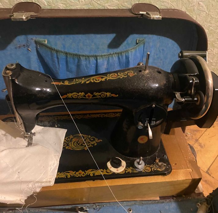 раритетна побутова швейна машинка
