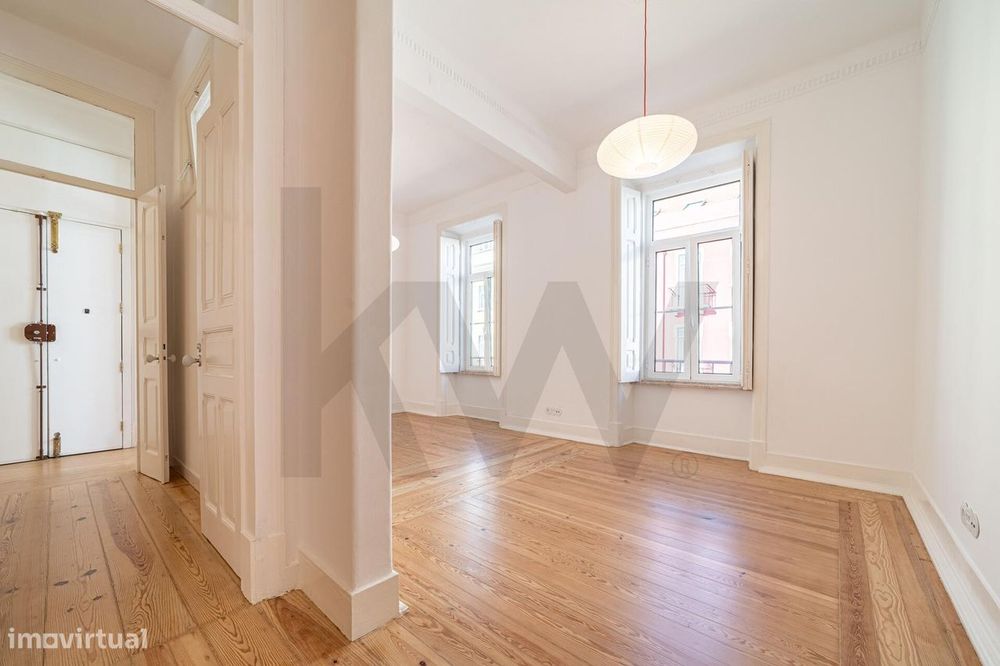 Um apartamento luminoso e elegante, no coração de Campo de Ourique.