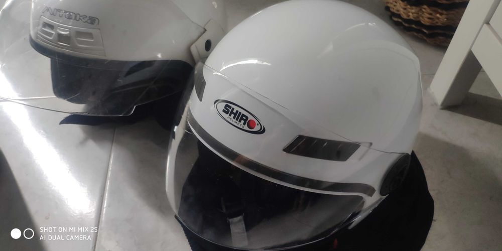 Dois capacetes brancos