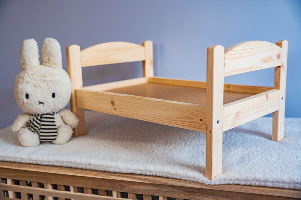 Cama de madeira para bonecas ou animais / Wooden bed for pets or dolls