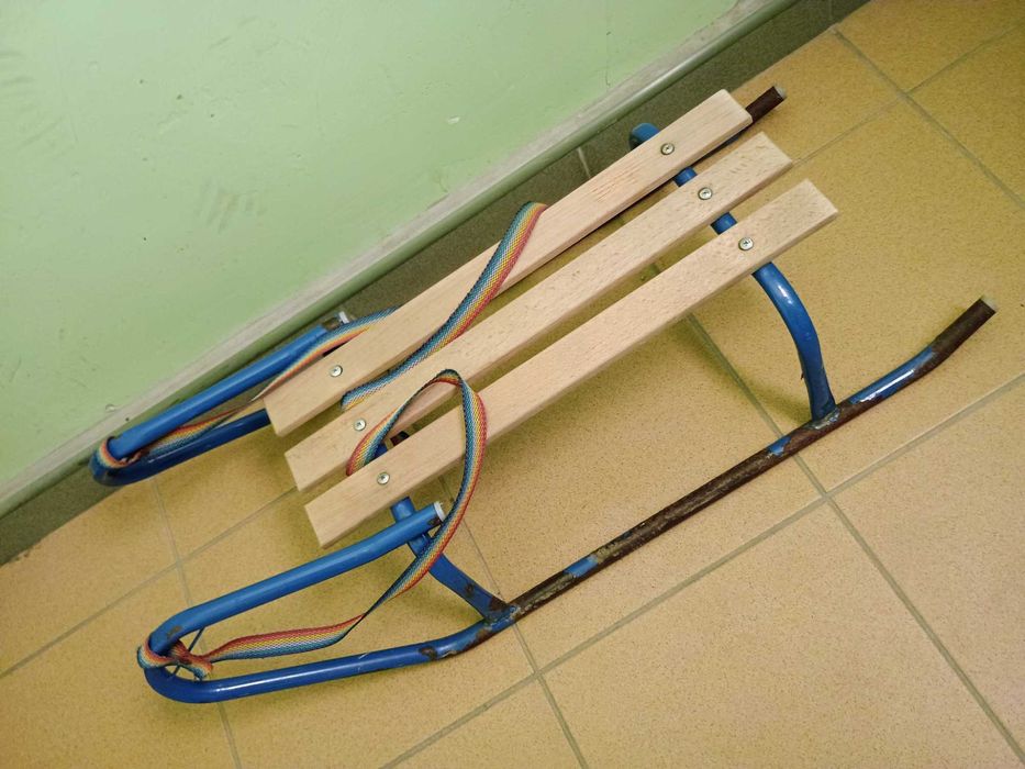 Metalowe sanki, drewniane siedzisko