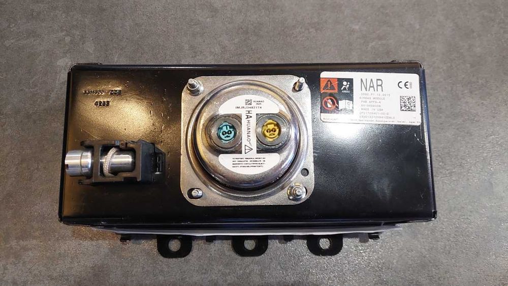 Подушка безпеки в торпедо Tesla Model 3 Highland Y Juniper 1728461-00