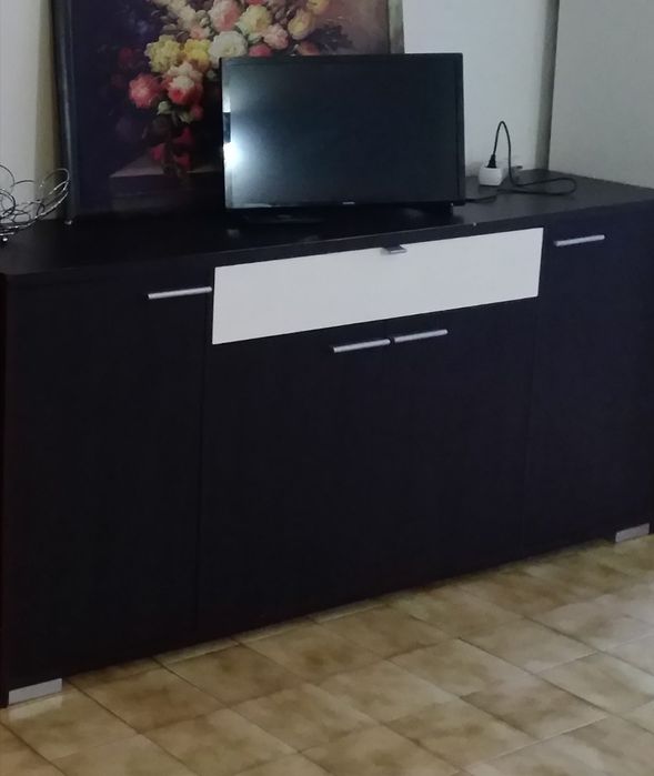 Móvel aparador sala preto e branco