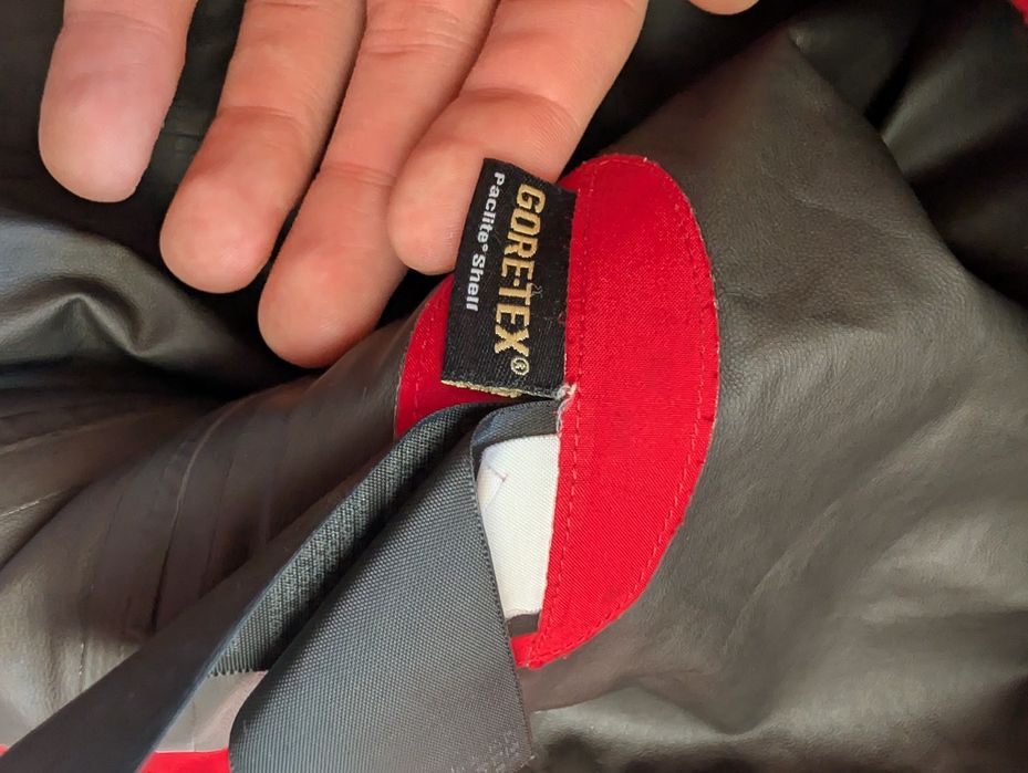 Czerwona kurtka wiatrówka Marmot gore tex hardshell trekking
