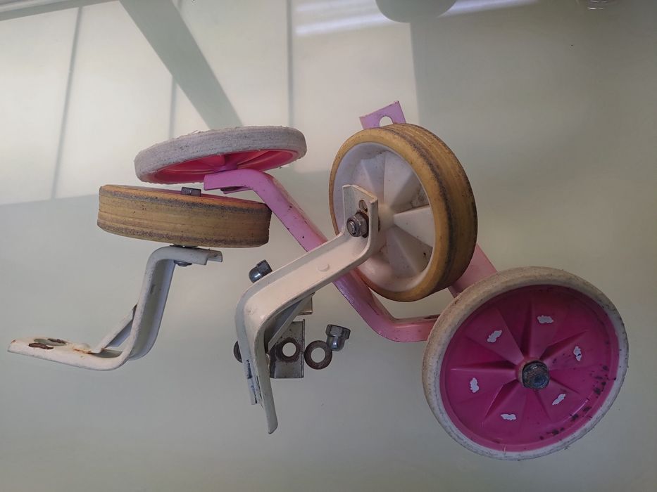 Duas bicicletas de criança com rodinhas