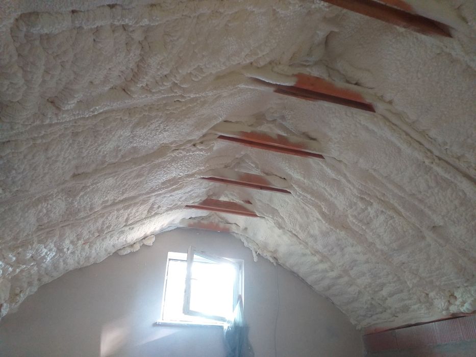 Ocieplenia poddasza pianą PUR izolacje celulozą wełną , izolacje dachu
