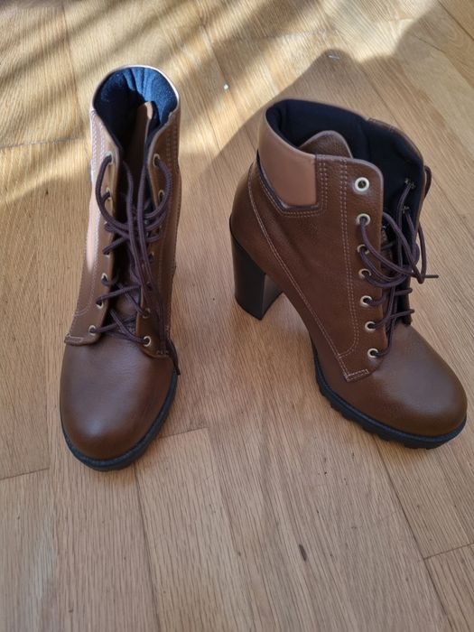 Botins castanhos  camel da  Moleca