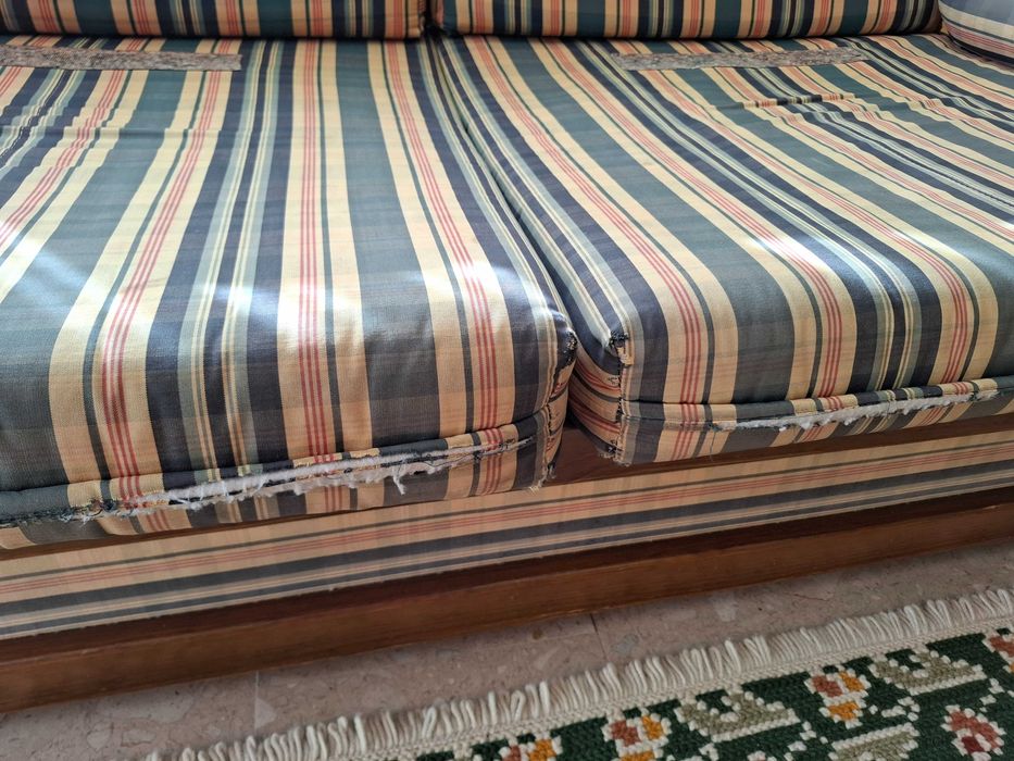 Sofá com estrutura de madeira