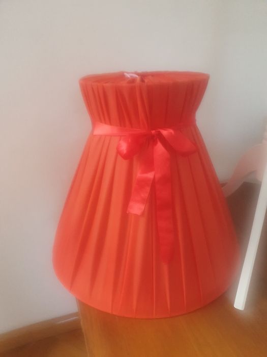 Duży abażur na żarówkę