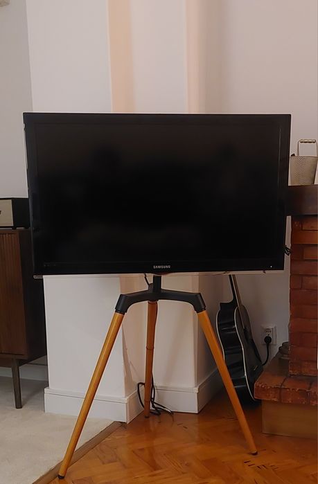 Tv samsung 40" + suporte (tripé madeira)