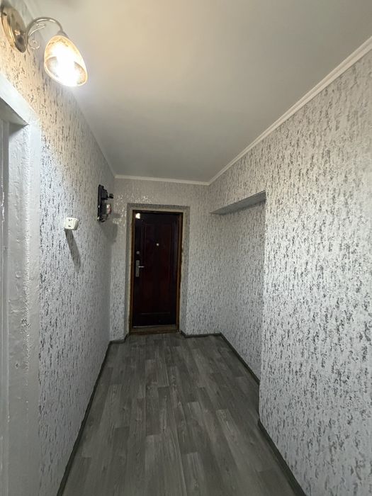 Продам 2-х кімнатну квартиру в центрі с.Шишаки з гаражем.