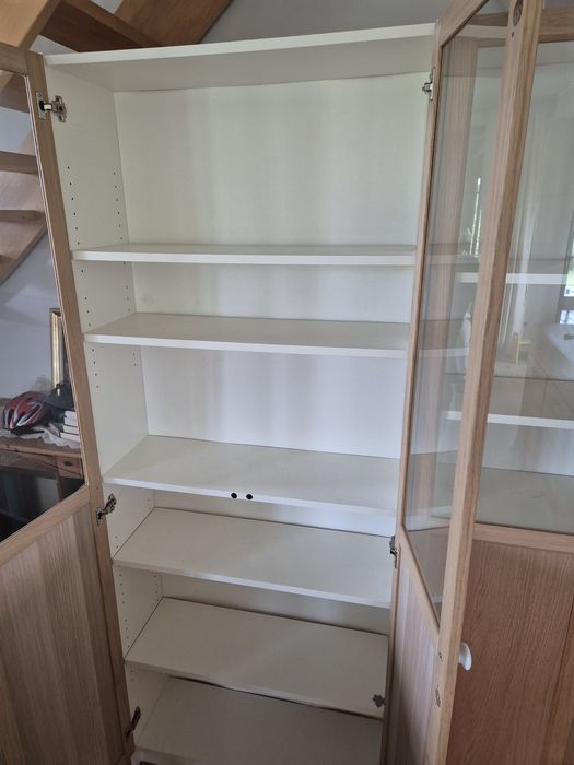 Regał ikea Billy że szklanymi drzwiami.