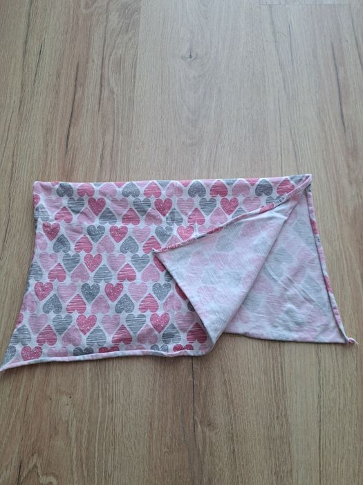 Chusta chustka niemowlęca serduszka różowa 44 x 37 cm wiosna jesień
