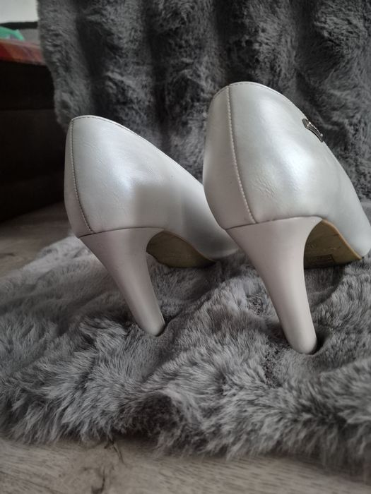 Szpilki perłowe raz założone