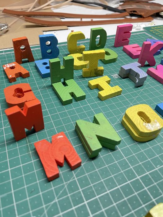 Alfabeto em madeira pintada - artesanato