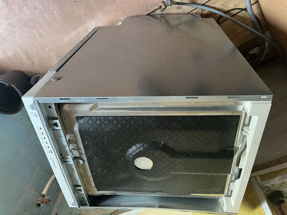 Посудомийна машина INDESIT