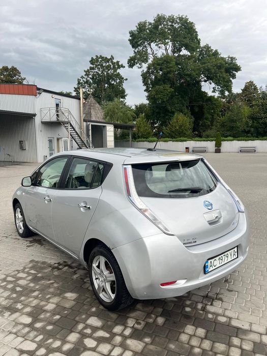 Nissan leaf з підігрівом і сонячною панелью