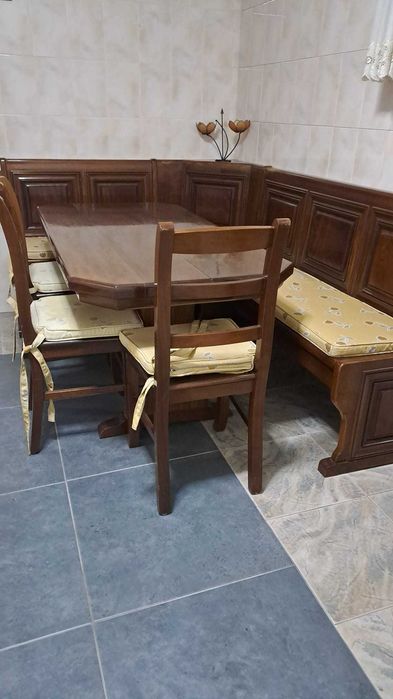 Mesa de cozinha  com banco em forma de canto