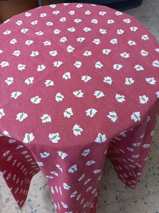 Toalha de mesa bordeau com folhas brancas em poliamida