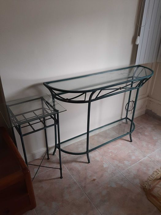 credência em ferro forjado verde e vidro