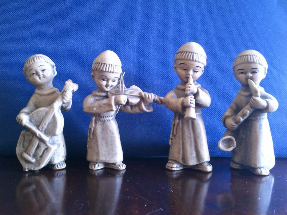 4 Frades músicos e anjo em barro, conjunto vistoso, bastante engraçado