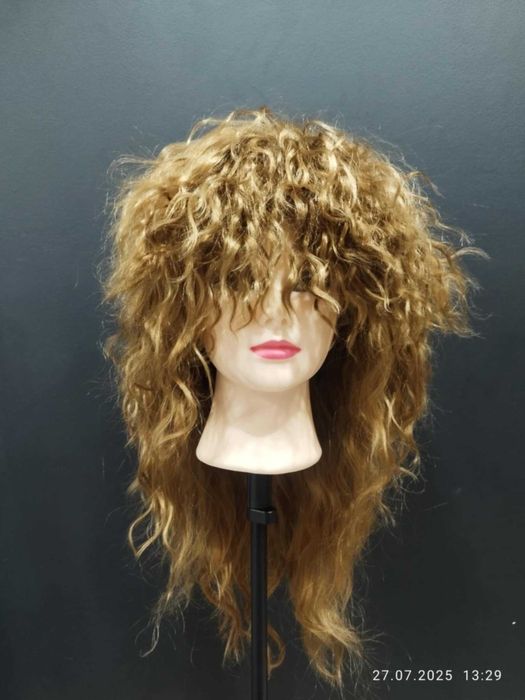 Peruka imprezowa LeMarnia rockowa. Włosy cieniowane kręcone