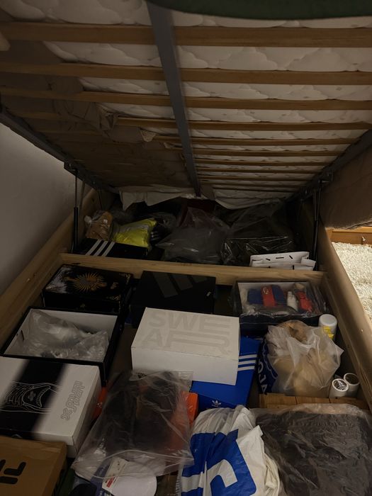 Cama, colchão, cabeceira e cómoda em madeira maciça